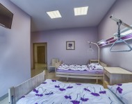 dwa łóżka w nowoczesnej sali dla pacjentów