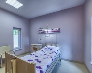 Jednoosobowa sala dla pacjentów w klinice chirurgii plastycznej
