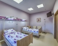 łóżka w sali dla pacjetów