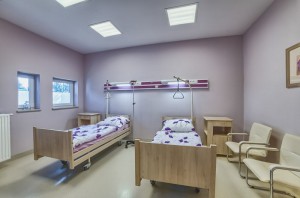 Dwa łóżka w nowoczesnej sali dla pacjentów