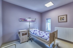 Przestronny jednoosobowy pokój dla pacjentów