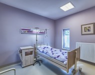 jednoosobowa sala dla pacjentów w klinice chirurgii plastycznej