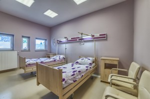 Pokój z dwoma łóżkami dla pacjentów w klinice